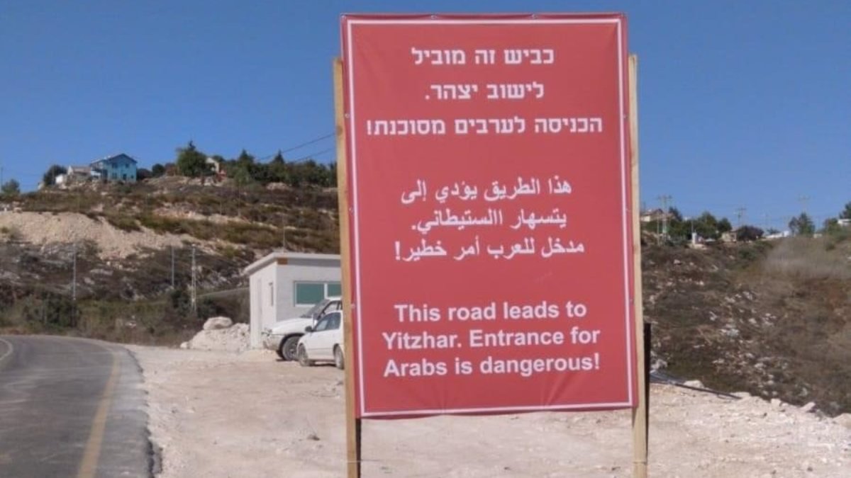 İsrailli yetkililer, Batı Şeria’daki yola ırkçı tabela yerleştirdi