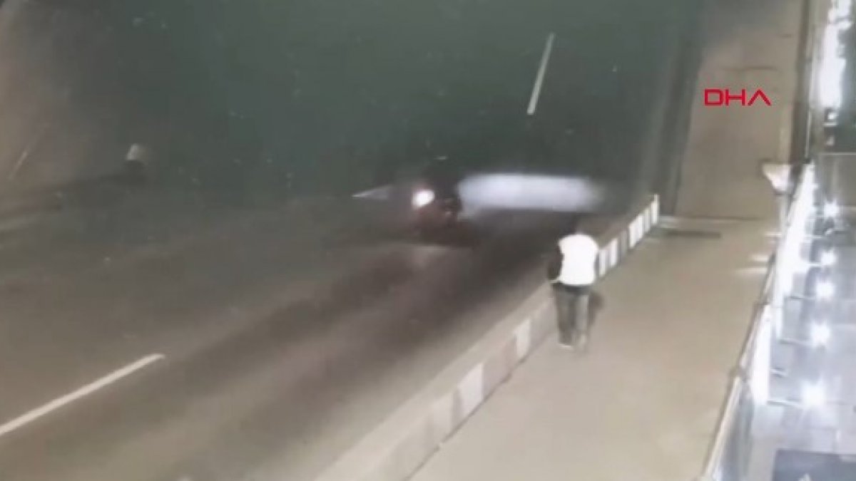Rusya'da motosiklet sürücüsü, açık köprüden aşağı düştü