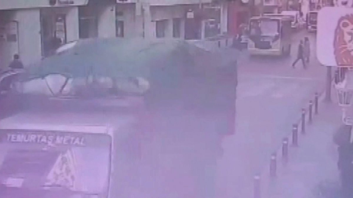 Bayrampaşa'da yolun karşısına geçmeye çalışan kadına minibüs çarptı