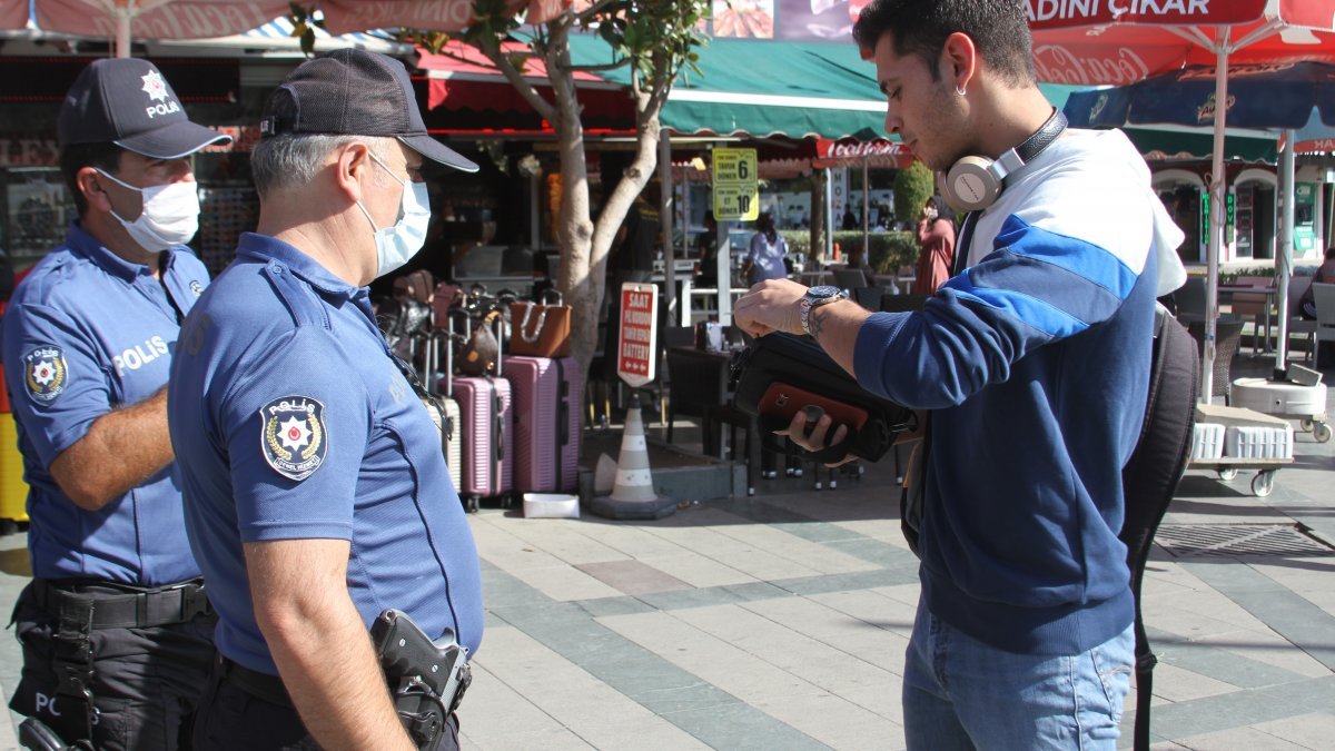 Antalya'da maskesini takmayan gençten hayrete düşüren savunma