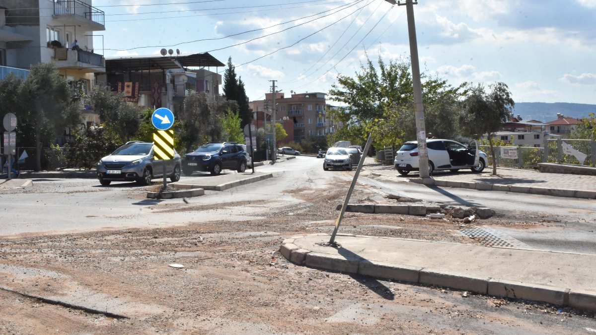 İzmirliler bozuk, toprak yolun asfaltlanmamasına tepki gösterdi