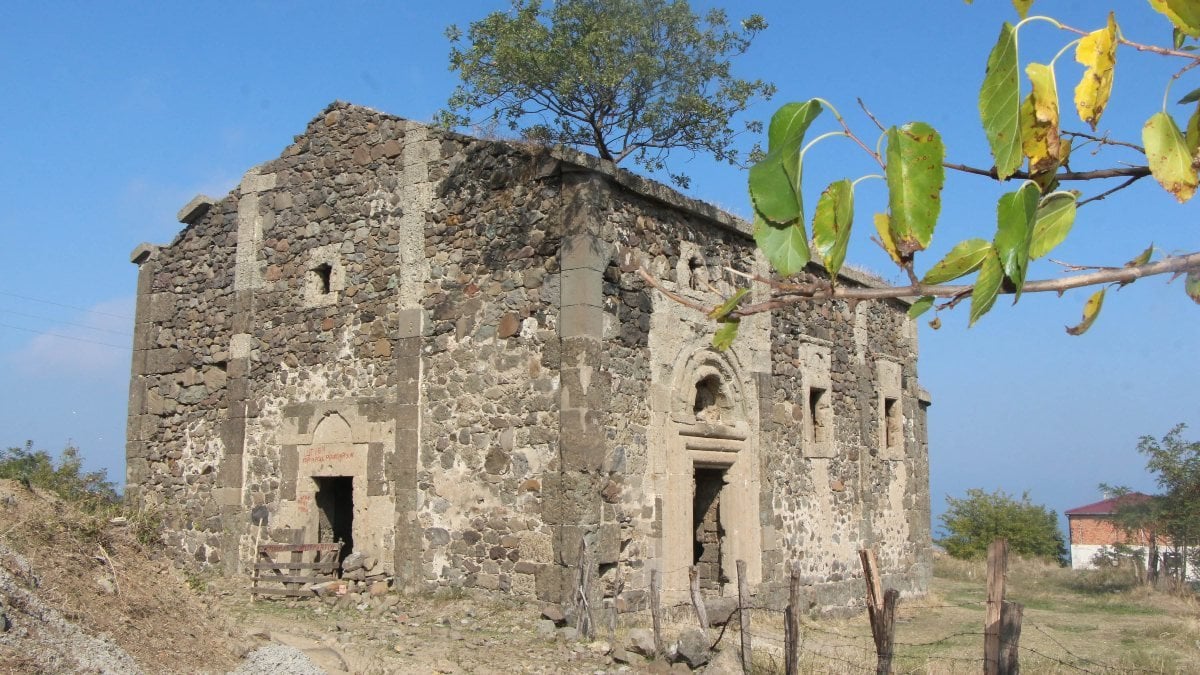Samsun'da defineciler, tarihi kiliseyi talan etti