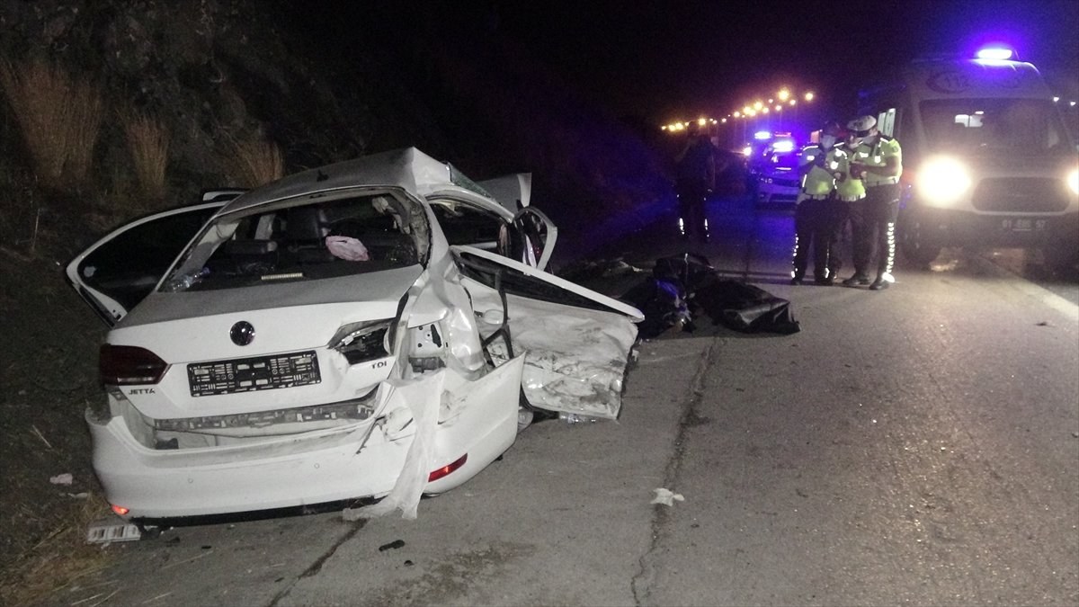 Adana'da aynı yolda giden 2 araç çarpıştı: 4 ölü 4 yaralı