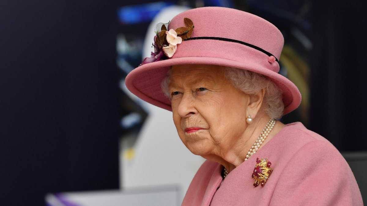Kraliçe Elizabeth, İngiltere'de korona aşısı korkusunu ortadan kaldırabilir tartışması