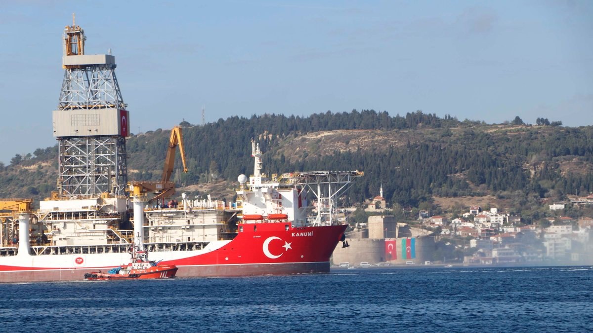 Türkiye'nin sondaj gemisi 'Kanuni', Çanakkale Boğazı'nı geçti