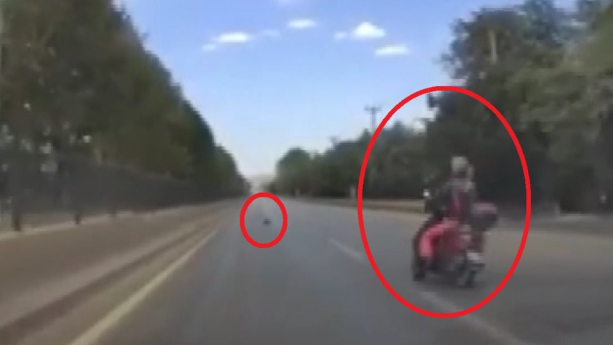 Bursa'da motosikletli şahsın, ayağıyla çöp tutma anı kamerada