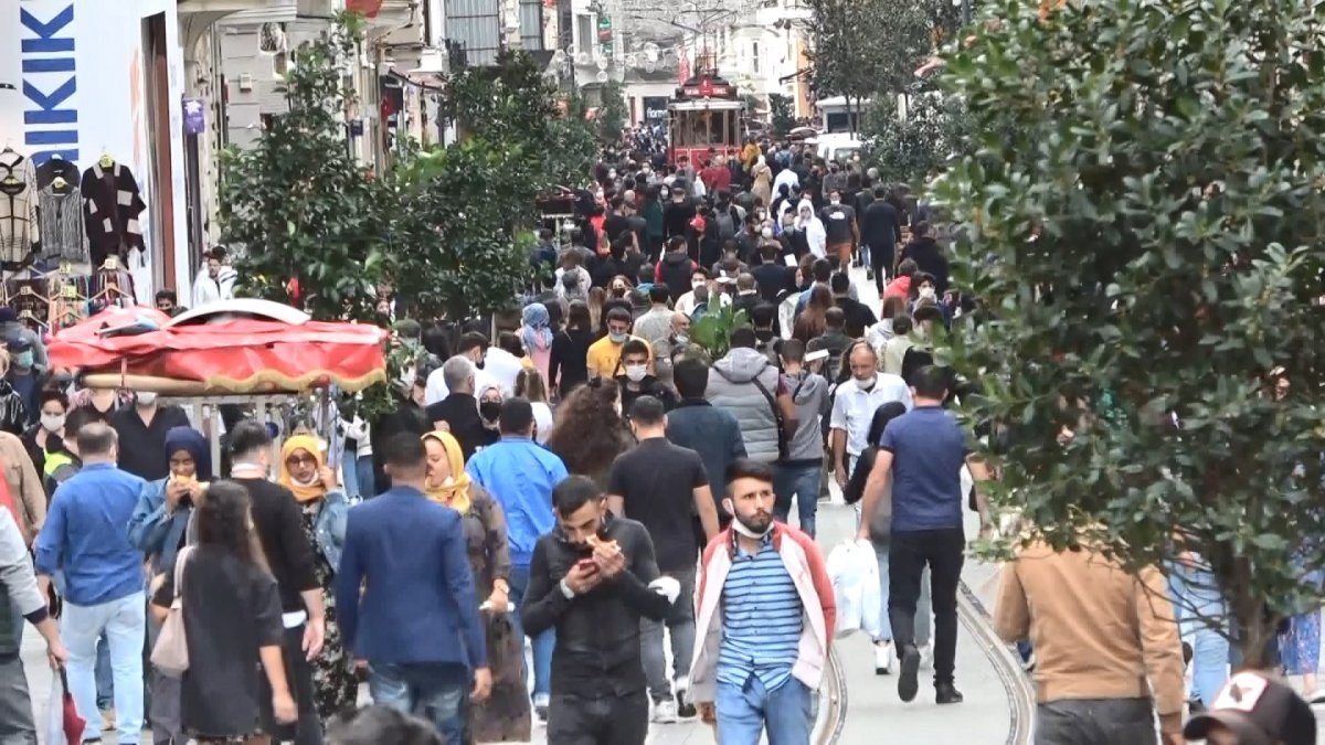 Taksim'de koronavirüse rağmen dikkat çeken kalabalık