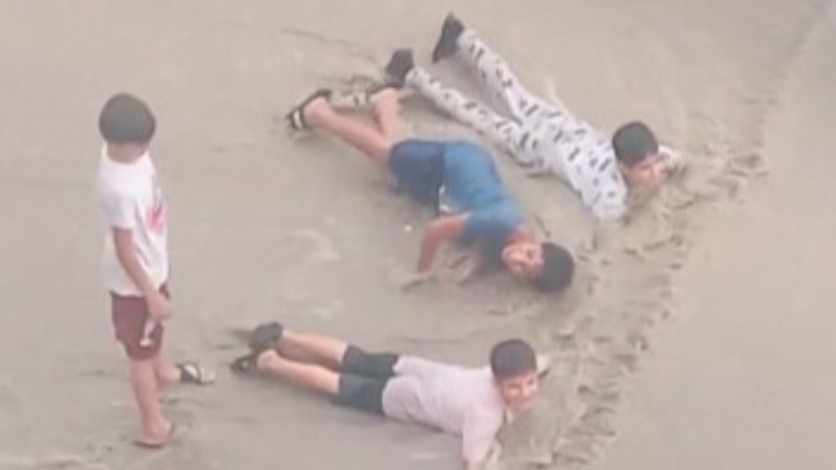 Mersin'de çocuklar yağmurun tadını çıkardı