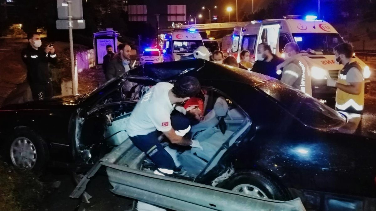 İstanbul’da otomobil bariyerlere girdi: 2 yaralı