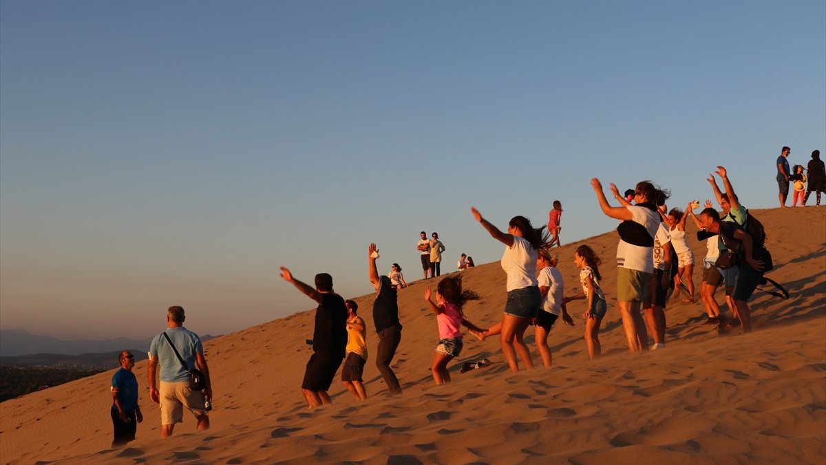 Turistler, Patara'nın kum tepelerinde çöl deneyimi yaşıyor