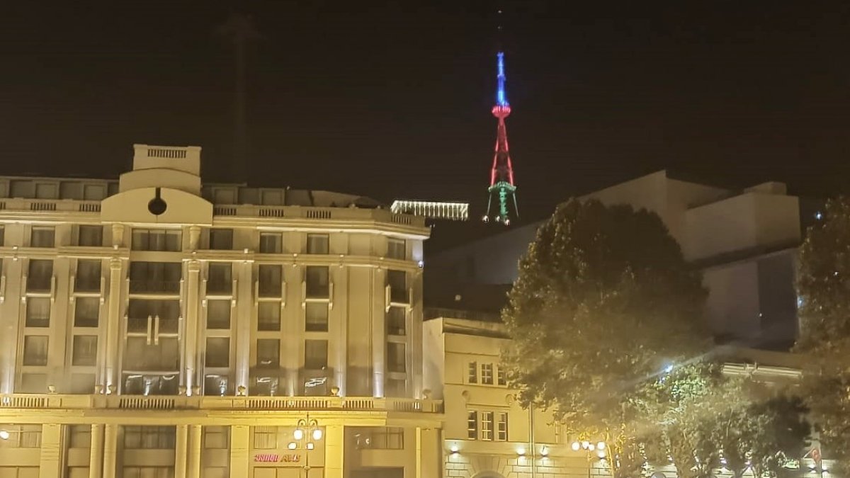 Tiflis Televizyon Kulesi, Azerbaycan bayrağı renkleriyle aydınlandı