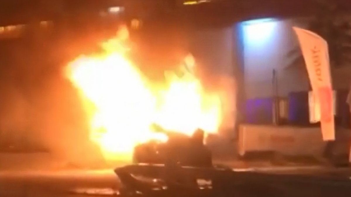 Bursa'da makas atarak ilerleyen otomobil alev alev yandı
