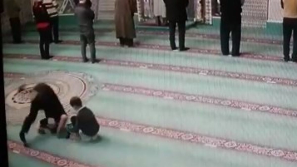Sakarya'da oğluna camiyi sevdirmek isteyen baba, takla atıp namaza durdu