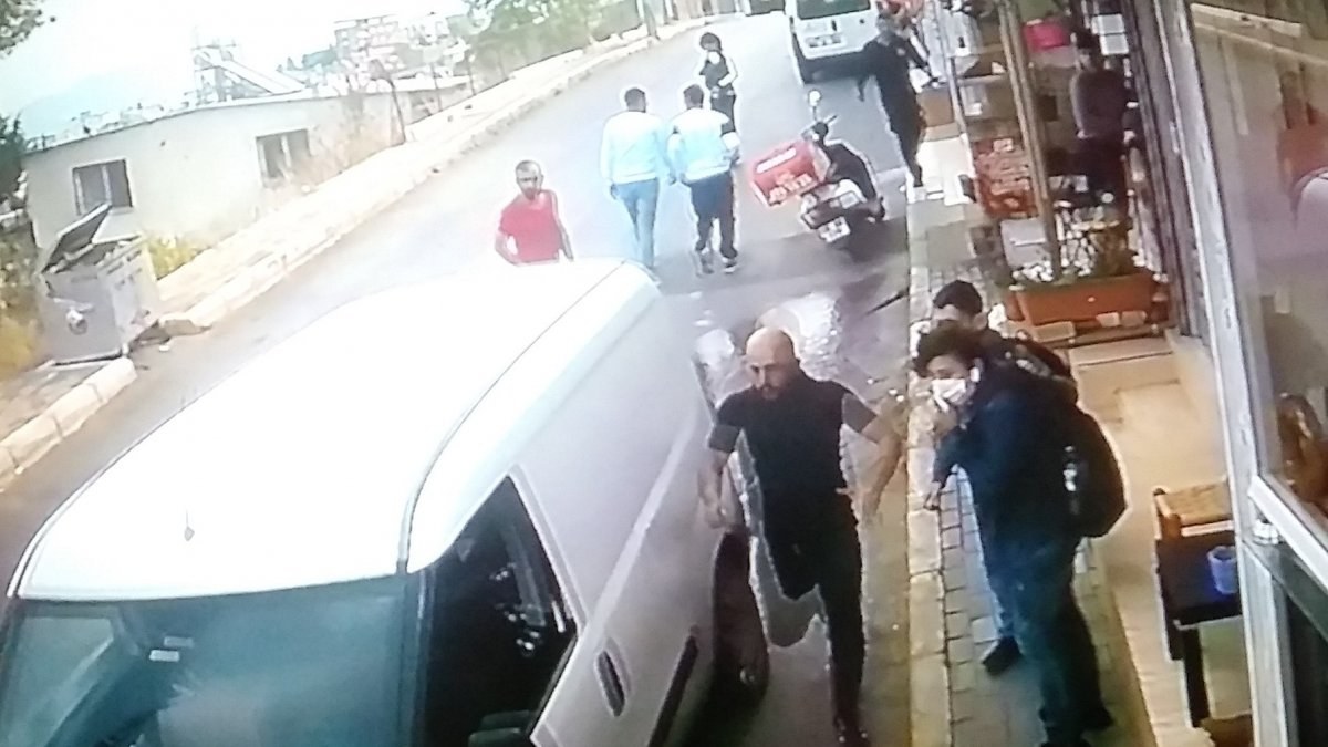 İzmir'de çocuğa çarpmak üzere olan aracını son anda durdurdu