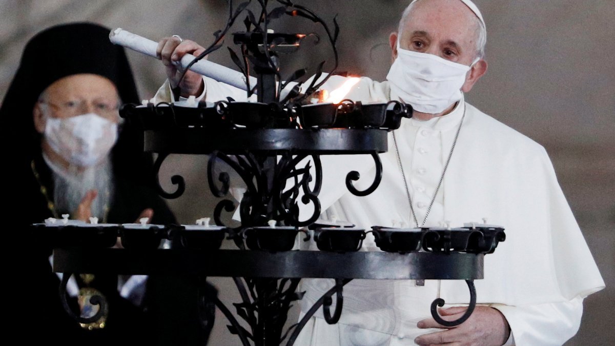 Papa Francis ilk kez maske ile törende