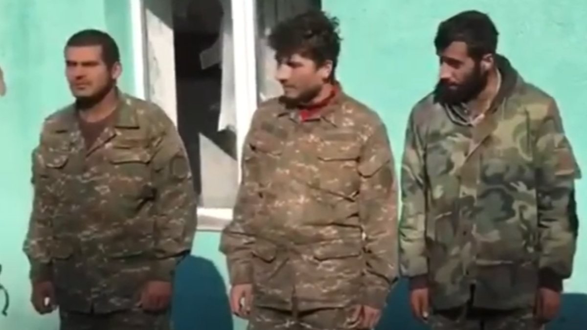 Azerbaycan ordusu esir alınan Ermeni askerlere 'Karabağ Azerbaycan' dedirtti