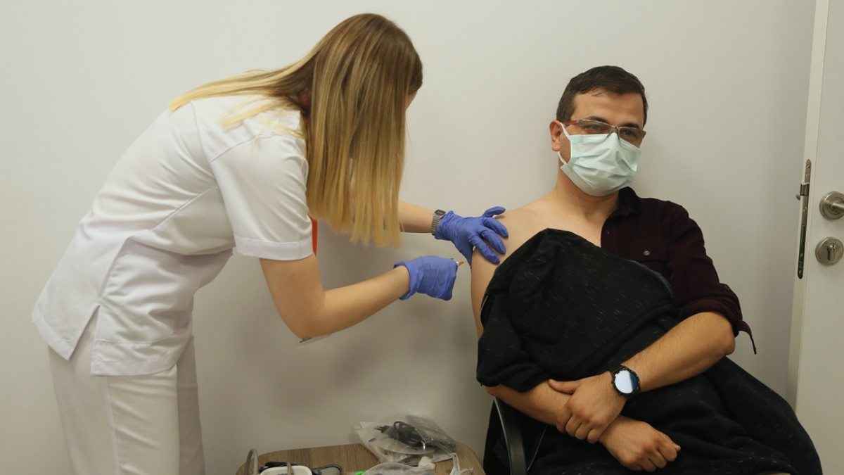 Almanya'dan getirilen koronavirüs aşısı gönüllülere uygulanıyor