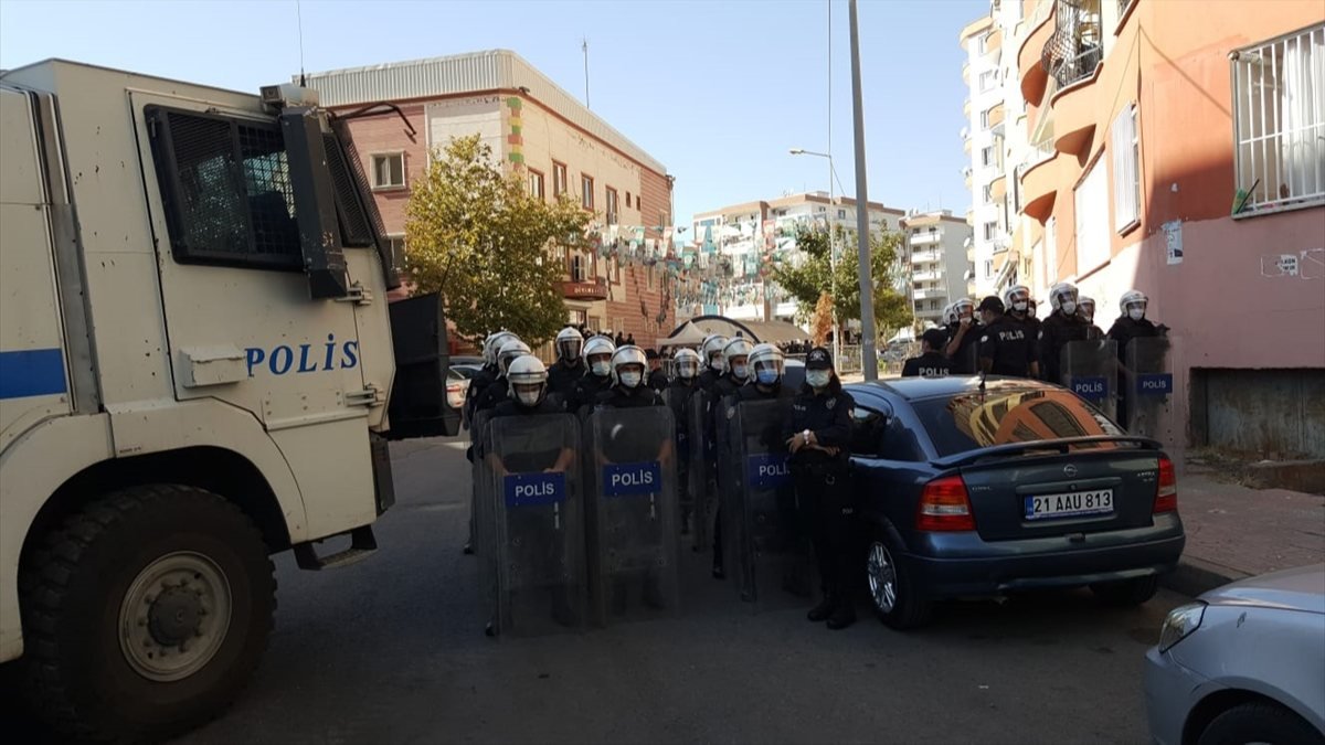 Diyarbakır'da HDP Yenişehir ilçe eş başkanlarına gözaltı