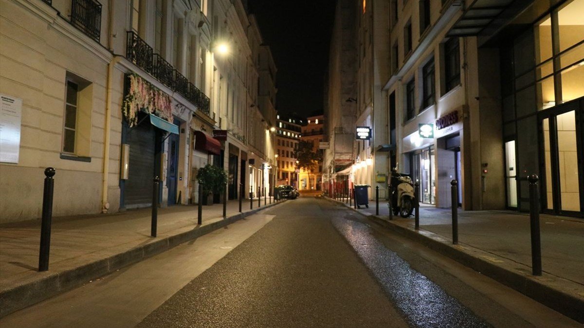 Fransa'da sokağa çıkma yasağı uygulanan bölgelerin sayısı 54'e çıkarıldı