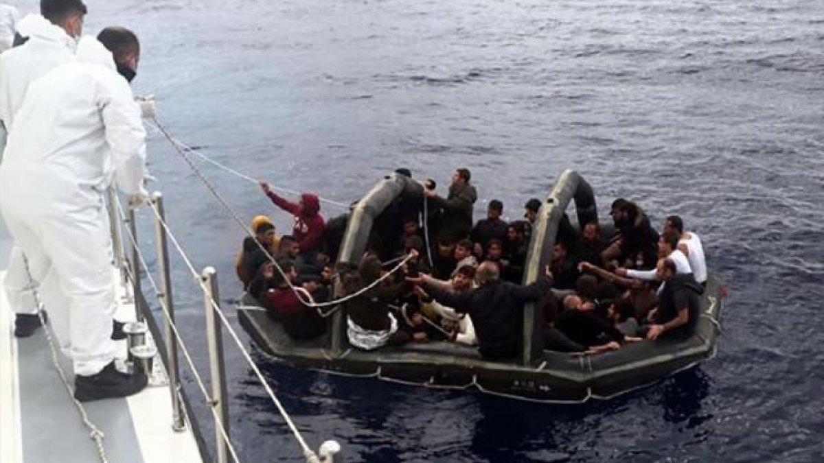 Ege Denizi'nde 232 kaçak göçmen kurtarıldı