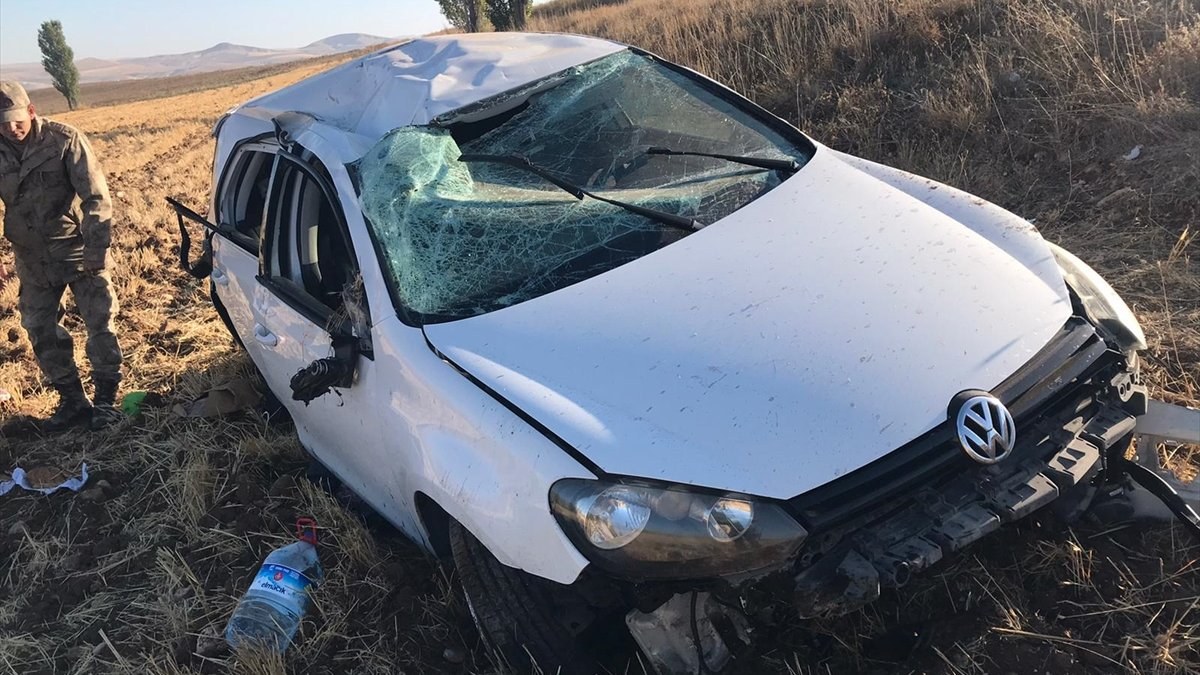 Sivas'ta otomobil şarampole devrildi: 18 yaşındaki genç öldü