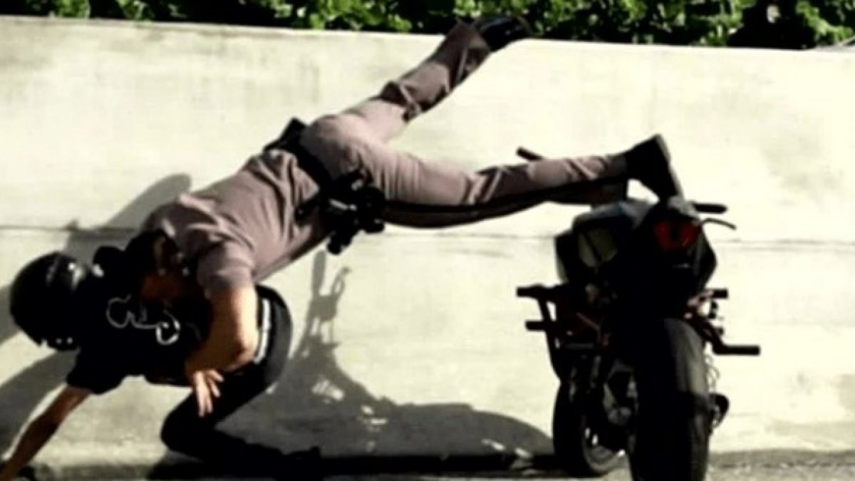 ABD'de polis, motosiklet sürücüsünün üzerine atladı