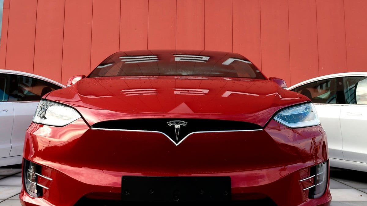 Tesla, tam otomatik sürüş sisteminin beta sürümünü kullanıcılara sundu