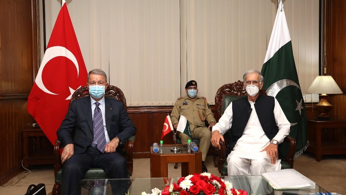 Bakan Hulusi Akar, Pakistan Savunma Bakanı ile görüştü