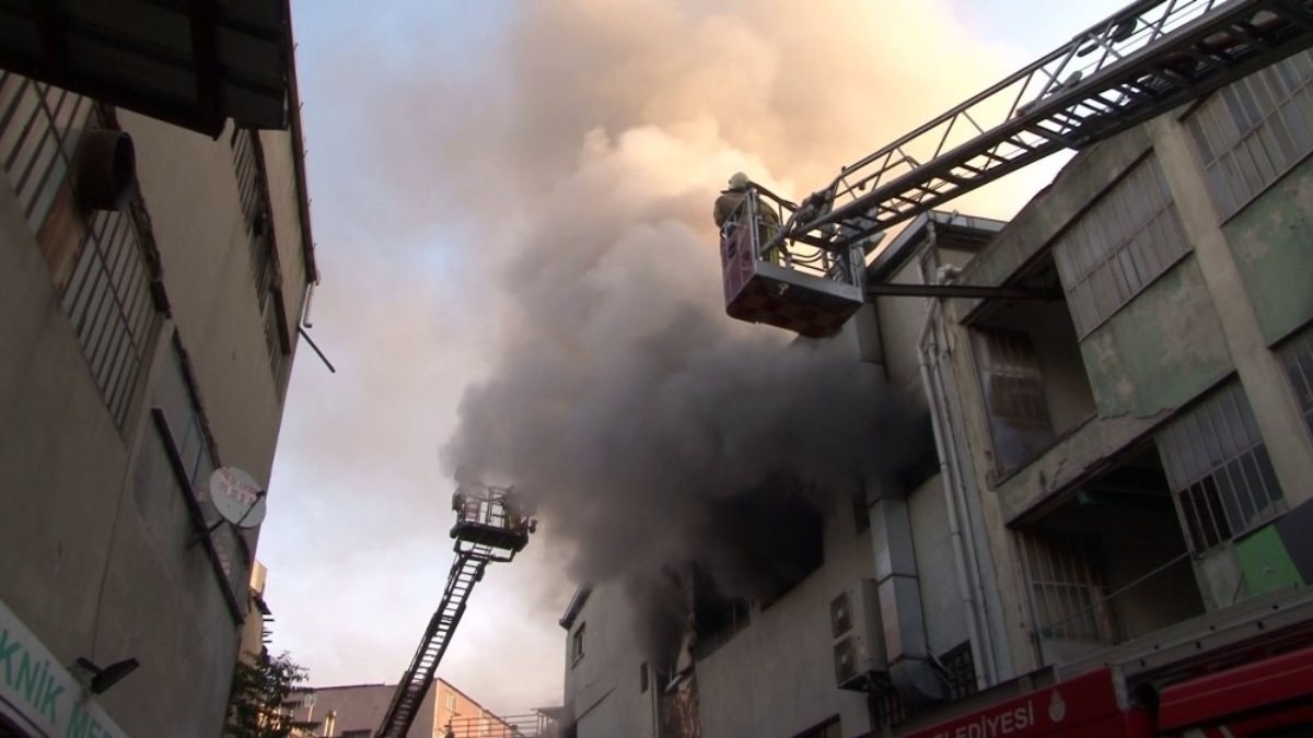 Kağıthane’de 4 katlı iş merkezinde yangın çıktı