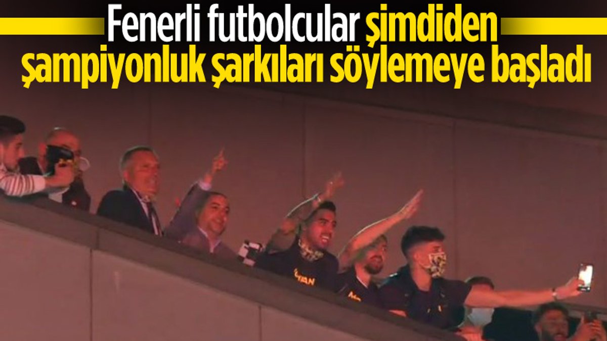 Fenerbahçeli futbolcular taraftarlarla tezahürat yaptı