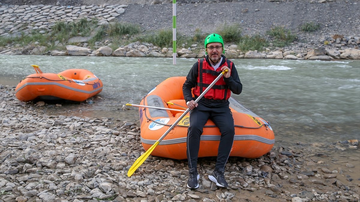 Gençlik ve Spor Bakanı Mehmet Muharrem Kasapoğlu, Hakkari'de rafting yaptı