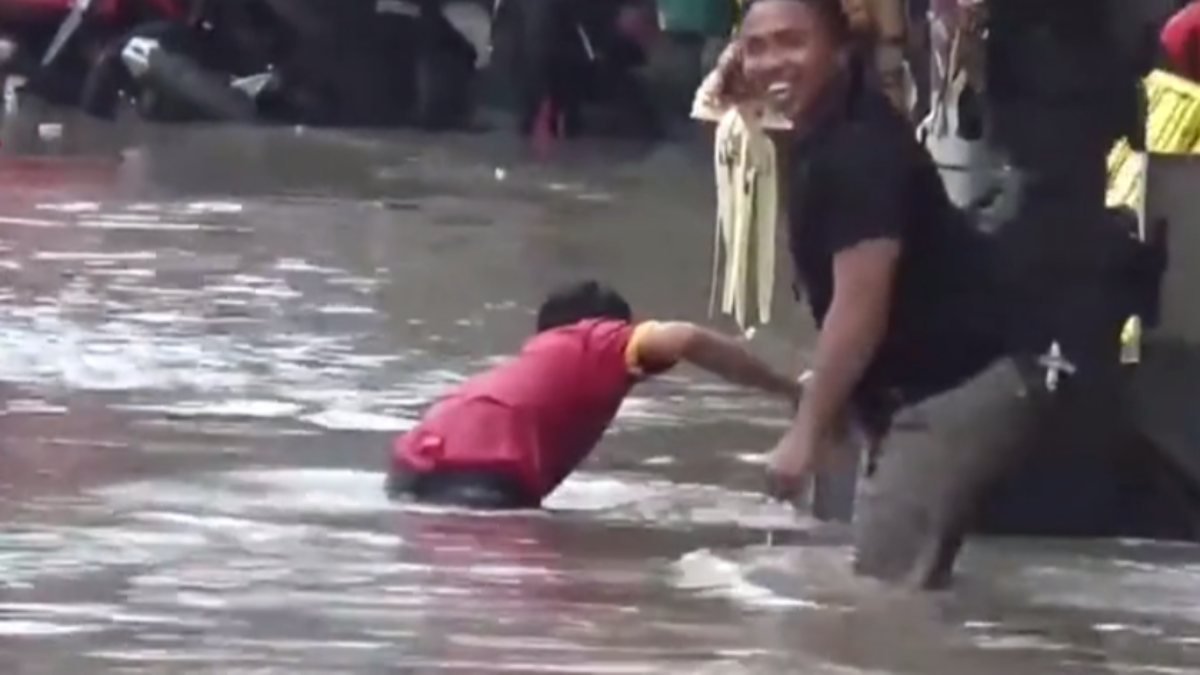 Bali'de bir çalışan, sular altında kalan yolda çukura düştü