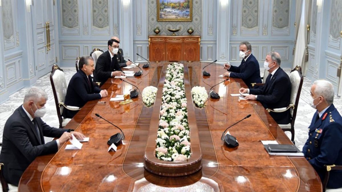 Bakan Akar, Özbekistan Cumhurbaşkanı Mirziyoyev ile görüştü