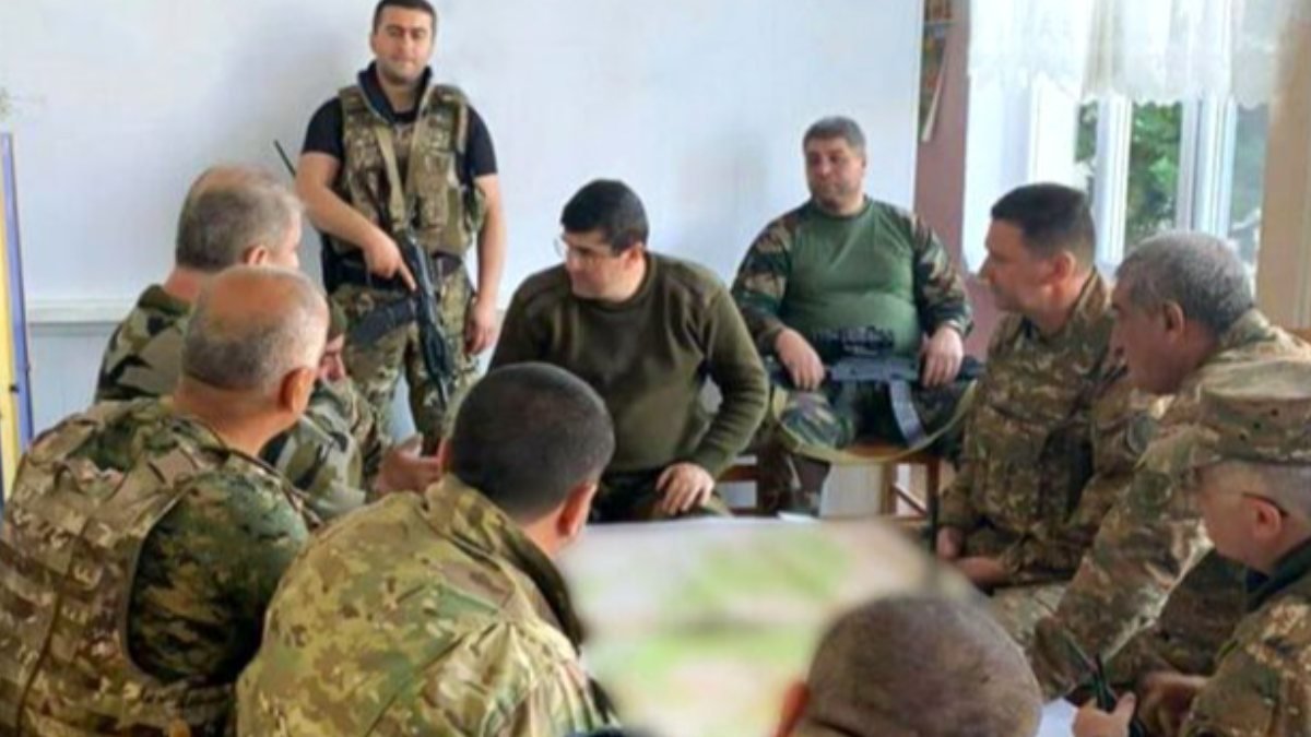 Ermeni komutanlar SİHA korkusundan anaokulunda toplantı yapıyor