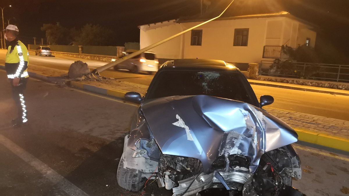 Aksaray'da bir otomobil, aydınlatma direğine çarptı