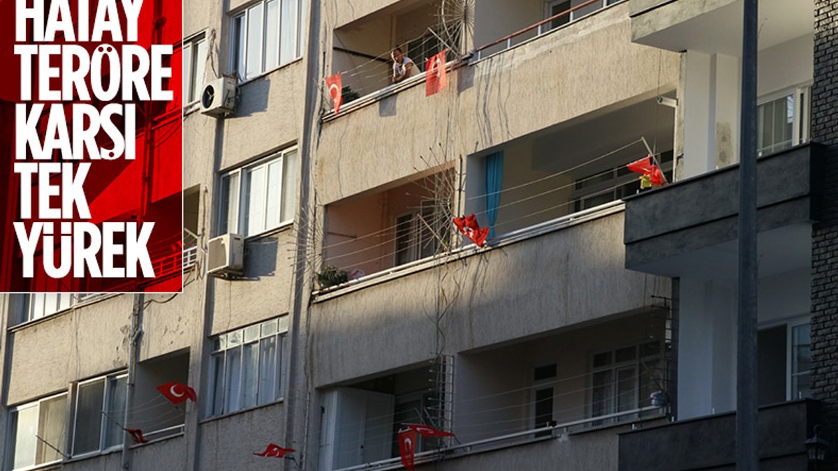 Hatay'da ev ve iş yerlerine Türk bayrağı asıldı