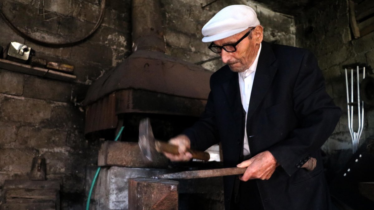 Zonguldak'ta 89 yaşındaki demir ustası çalışarak hayata tutunuyor