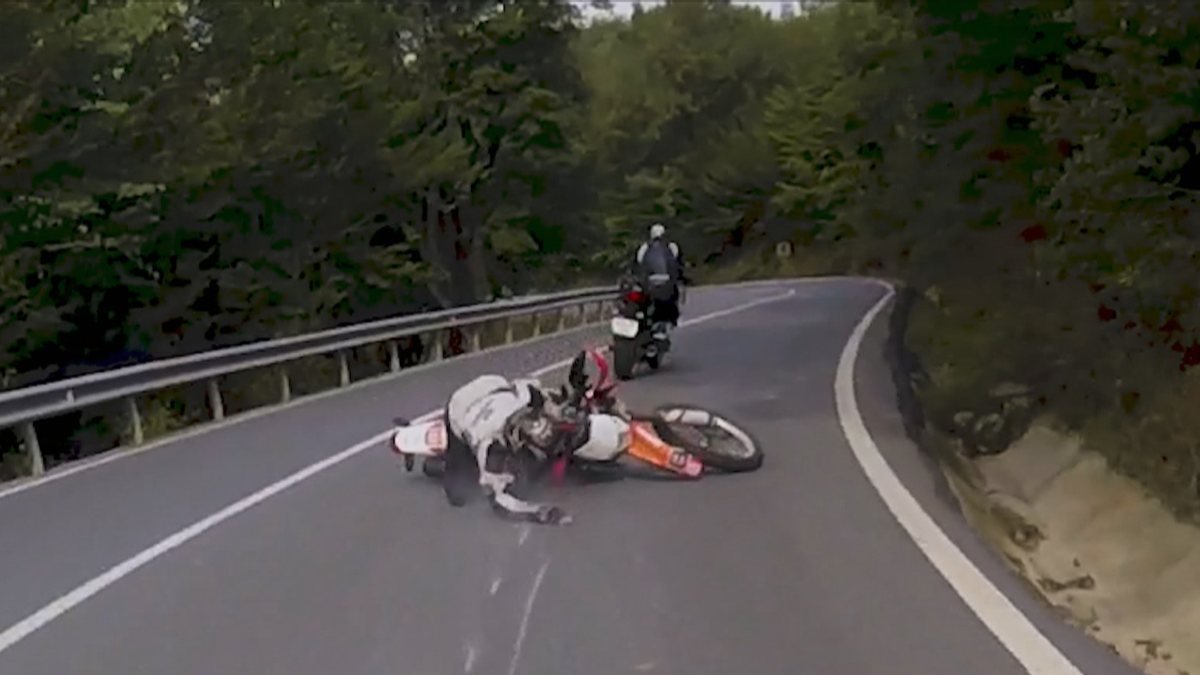 Şile'de motosiklet kazası yaptı, ayağa kalkıp motosikletinin peşinden koştu