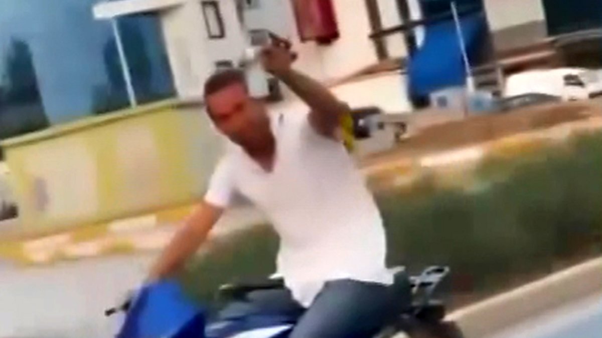 Antalya'da motosikletle içki içerken kameraya kadeh kaldırdı