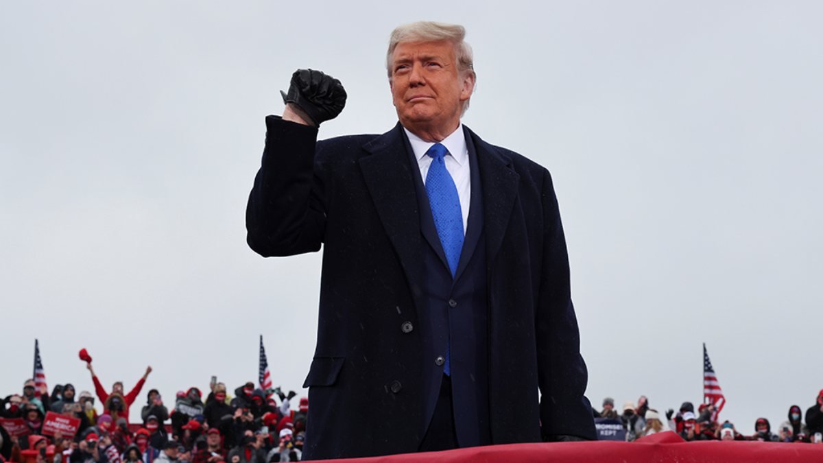 Donald Trump, mitingde siyah eldiven giydi
