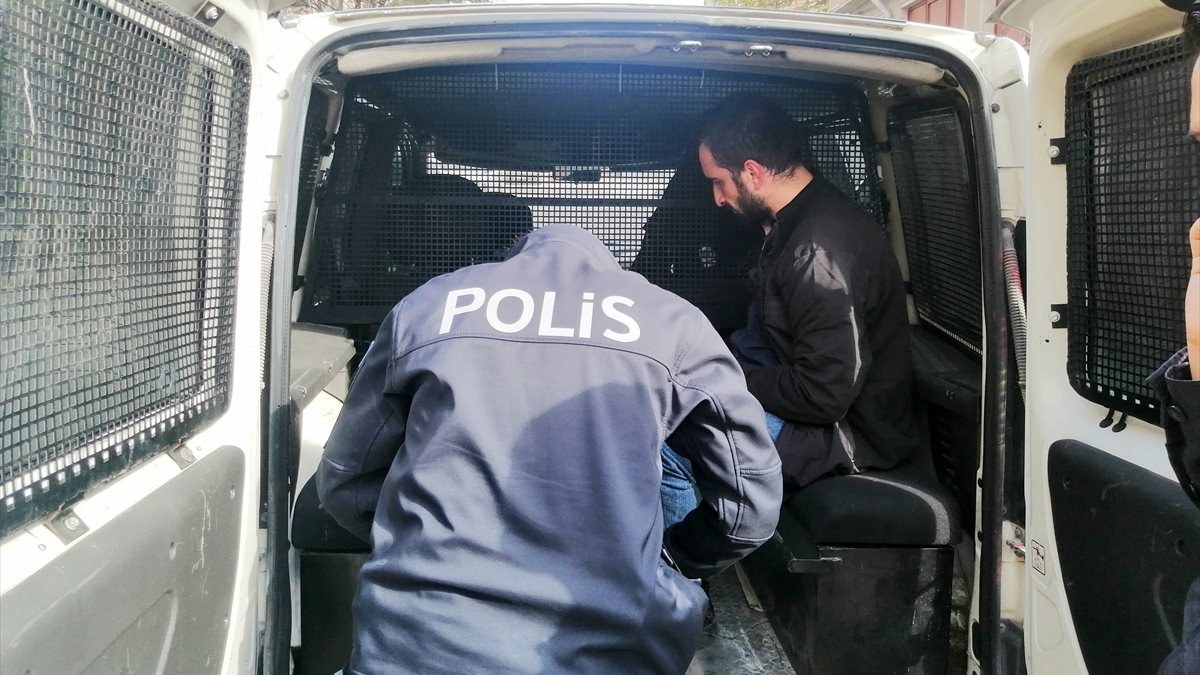 Bursa'da mahalle sakinleri, hırsızı yakalayıp polise teslim etti