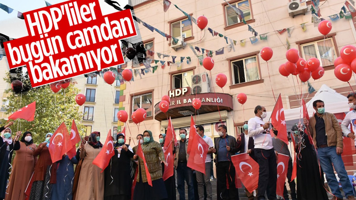 Diyarbakır anneleri Cumhuriyet Bayramı'nı evlat nöbetinde kutladı