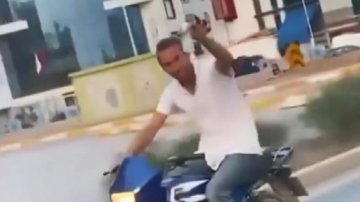 Antalya'da motosiklette içki içerken kameraya kadeh kaldıran sürücüye ceza