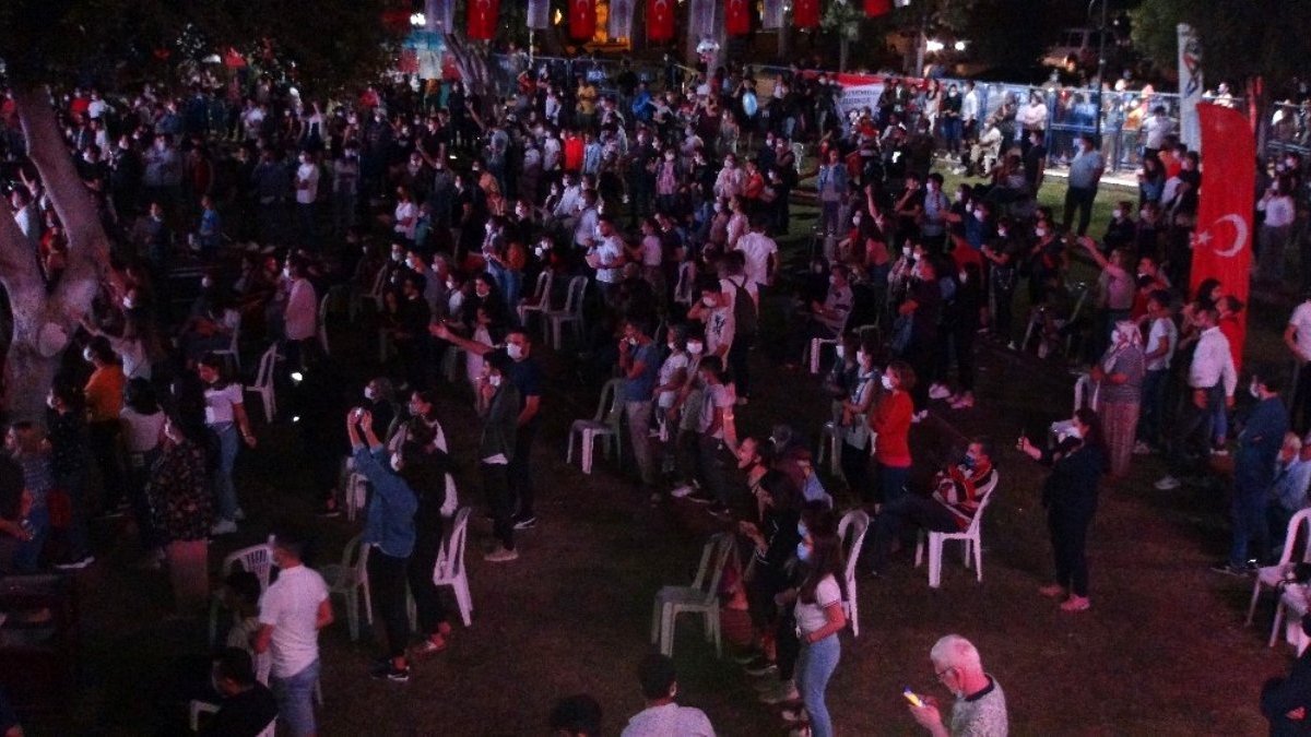 İki bin kişinin katıldığı Murat Dalkılıç konserinde koronavirüs unutuldu