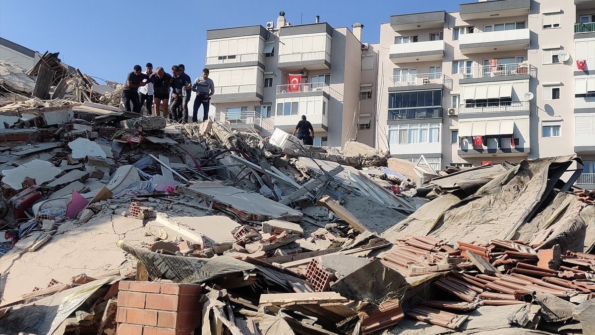 İzmir'de enkaz altından 4 kişi sağ çıkarıldı