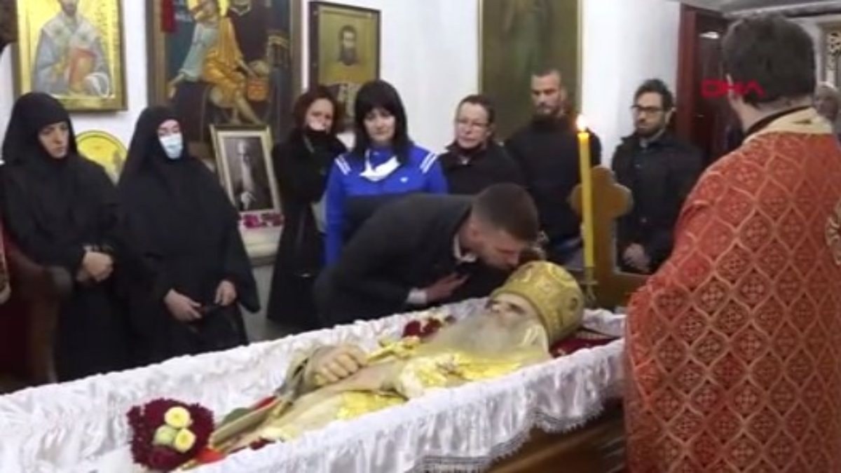 Karadağ'da koronavirüsten ölen başpiskopos öpülerek uğurlandı