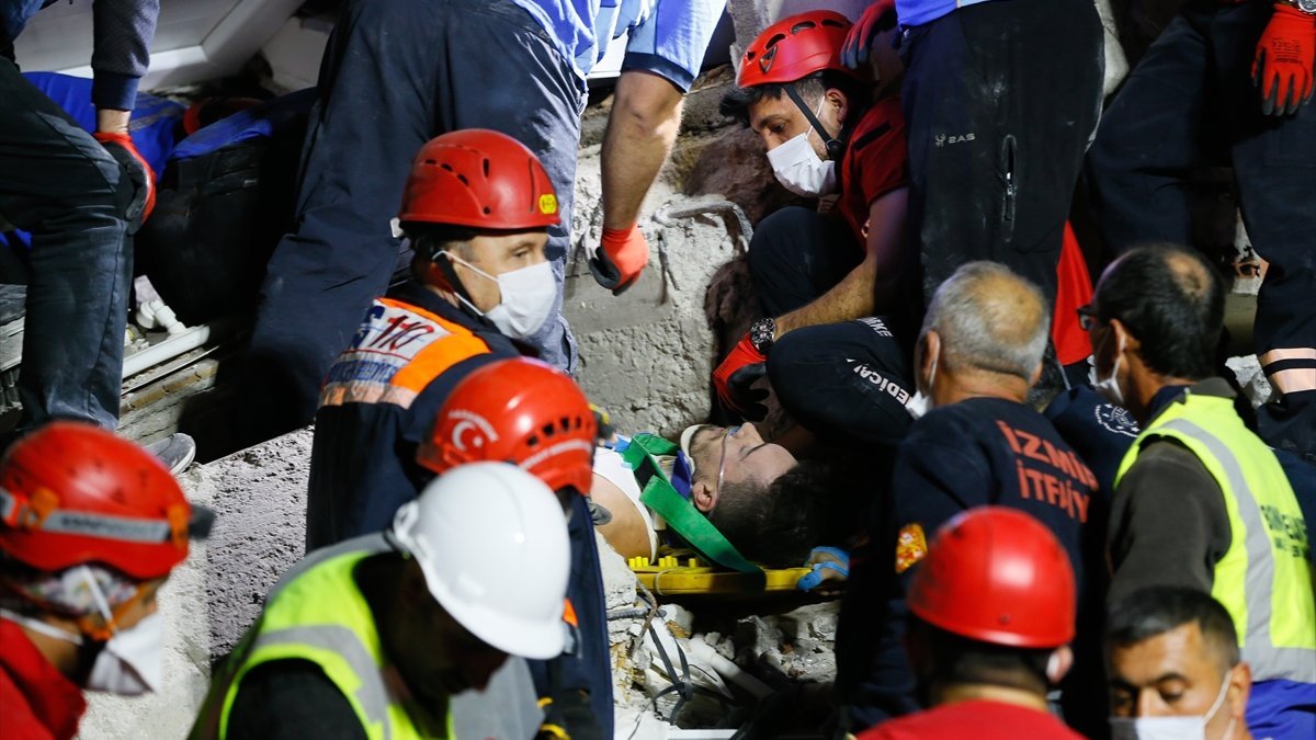 İzmir'de enkazdan bir kişi daha kurtarıldı