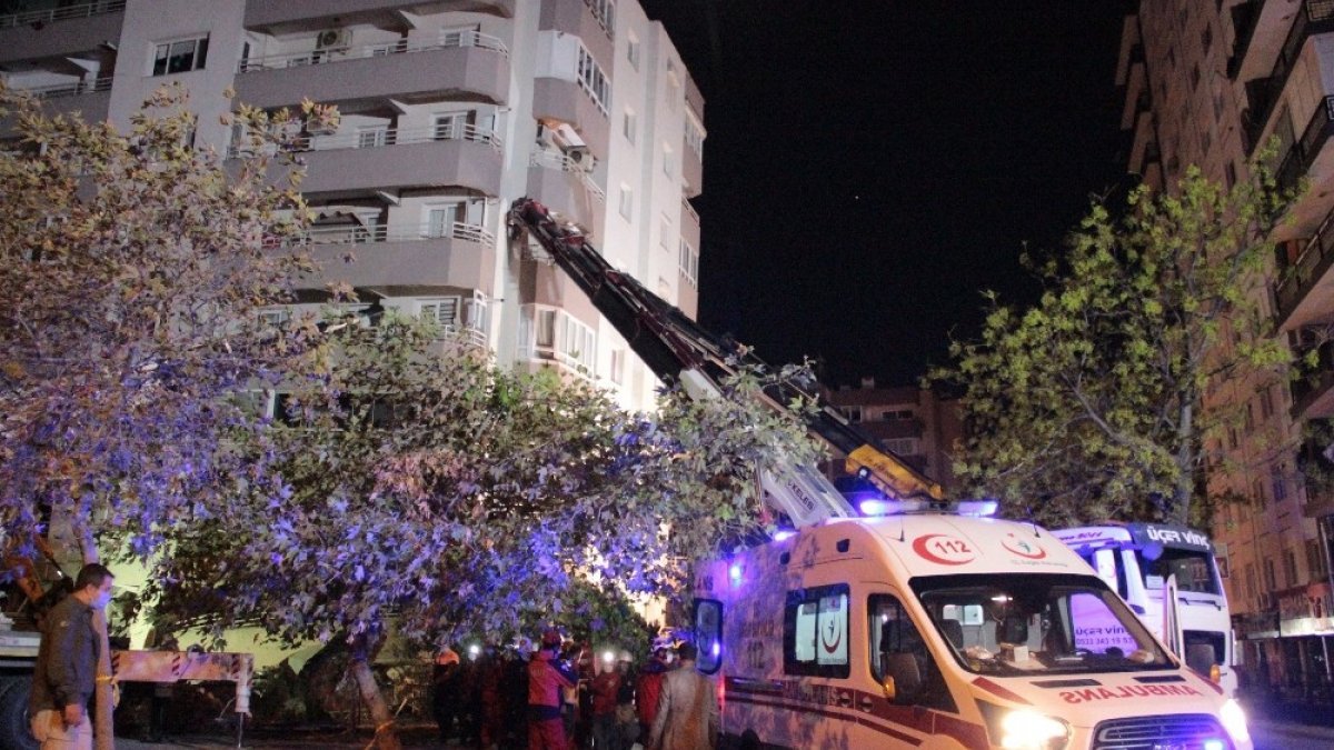 İzmir'de yan yatan binada arama kurtarma çalışmaları