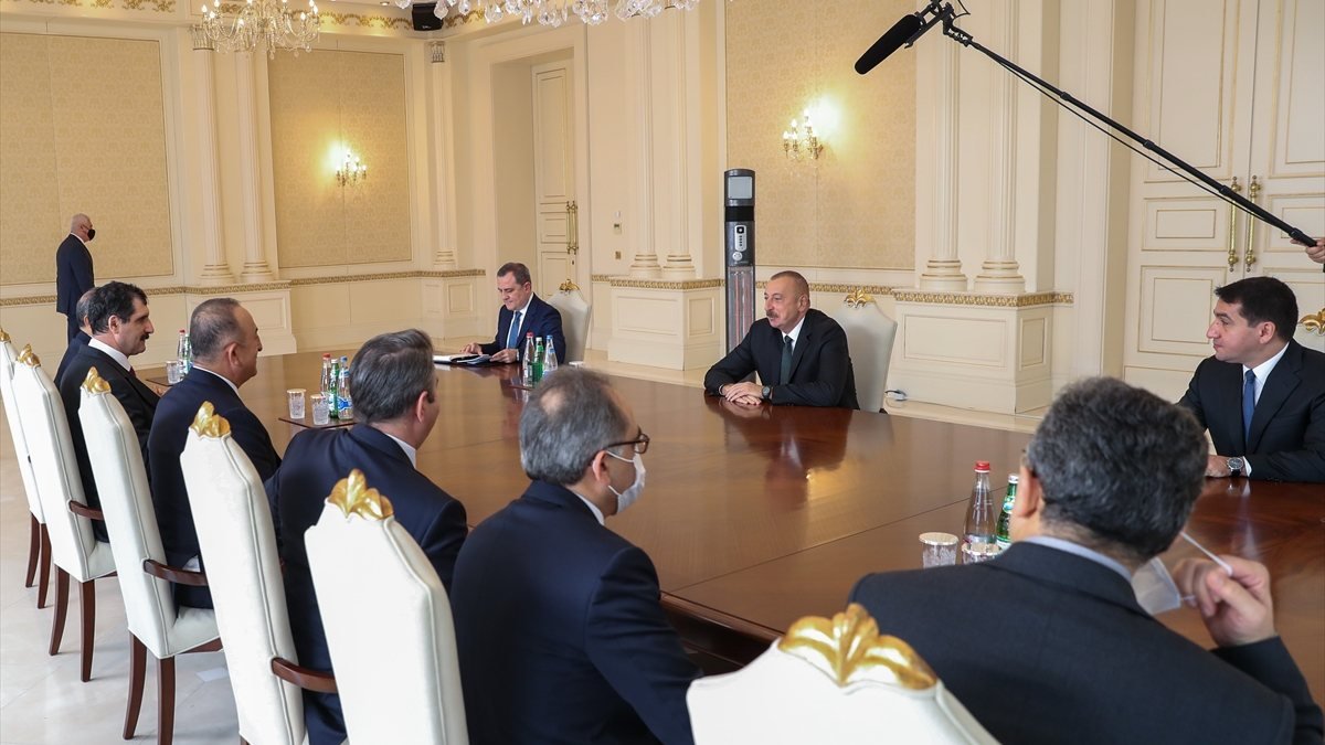 Mevlüt Çavuşoğlu, Bakü'de İlham Aliyev ile görüştü