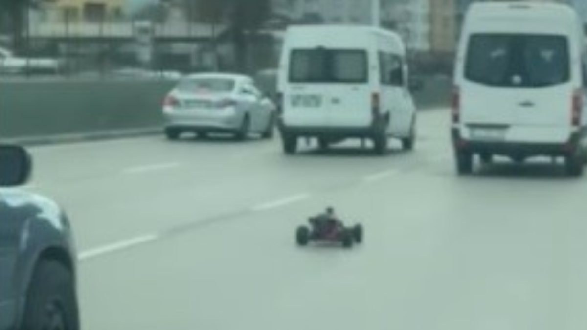 Bursa'da yolda oyuncak araba kullandı